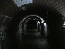 仄暗いトンネル