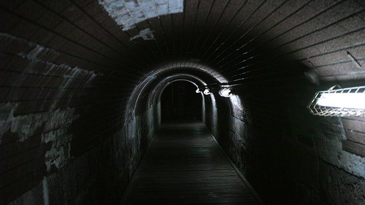 仄暗いトンネル
